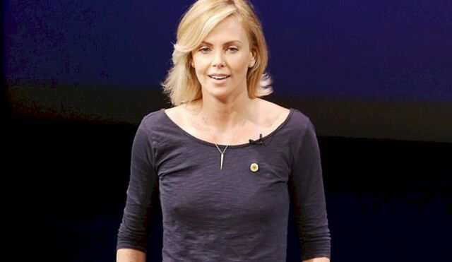 Charlize Theron Pokies on Stage! free nude pictures