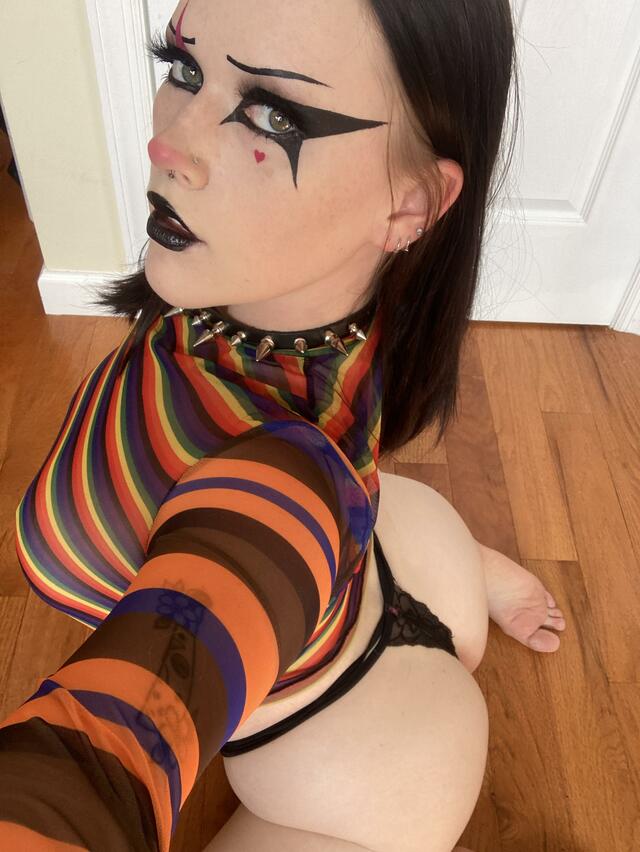 640px x 852px - Goth clown frog butt? @ Babe Stare