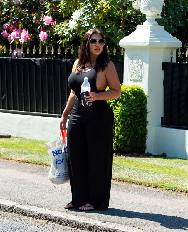 Lauren Goodger Showing Plenty of Sideboob! free nude pictures