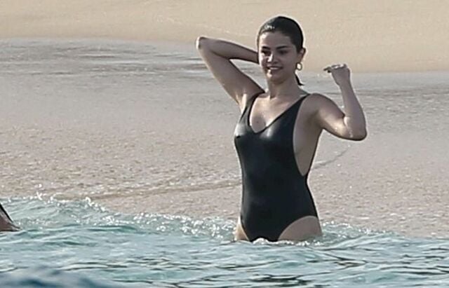 Selena Gomez Pokies in a Black Swimsuit! free nude pictures