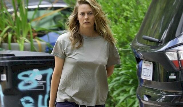 Alicia Silverstone Nipple Pokies on a Dog Walk! free nude pictures