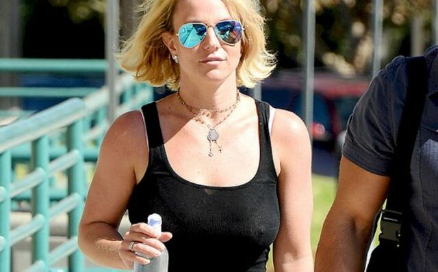 Britney Spears Pokies while Leaving the Gym! free nude pictures