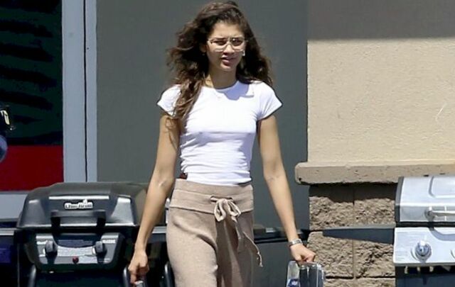 Zendaya Coleman Pokies at the Grocery Store! free nude pictures
