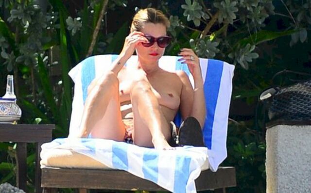 Kate Moss Topless in Jamaica free nude pictures