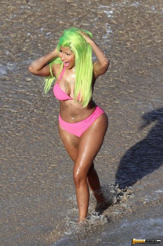 Nicki Minaj Flaunts Her Huge Ass free nude pictures