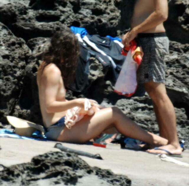 Keira Knightly Caught Topless While Sunbathing free nude pictures