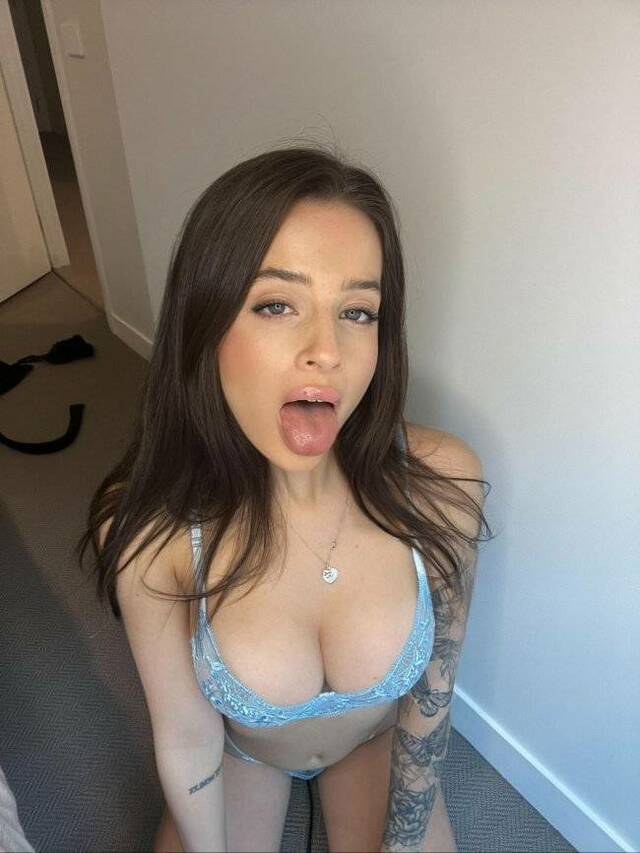 Just Some Playful Tongues! free nude pictures