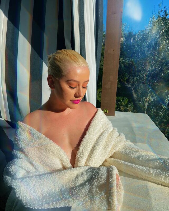 Christina Aguilera Cleavage  free nude pictures