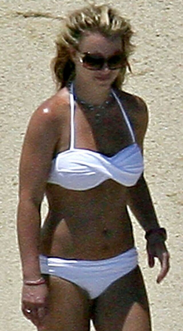 Britney Spears Showing Off Bikini free nude pictures