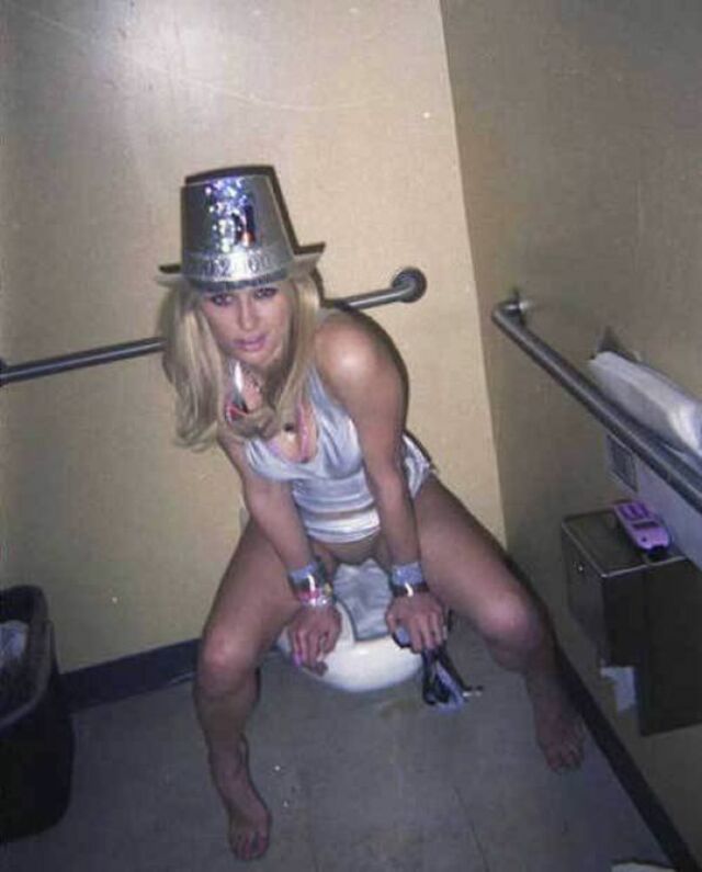 Paris Hilton On The Toilet free nude pictures