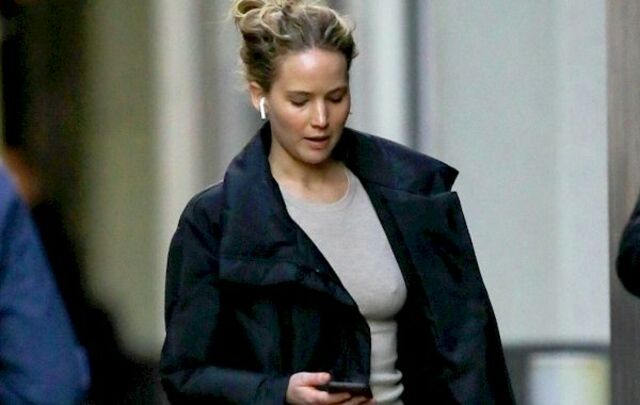 Jennifer Lawrence Pokies in a Grey Top! free nude pictures