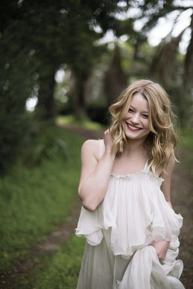 Emilie de Ravin is a Looker free nude pictures