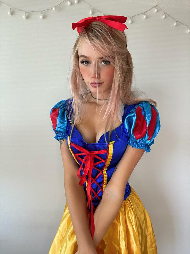 Snow White Cosplay Porn - Blonde Snow White, by Mimi (self) wanted to share one last photo with you  all ðŸ¥° @ Babe Stare