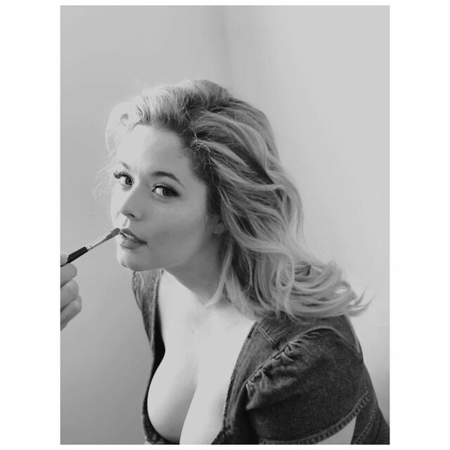 Sasha Pieterse Big Tits Eating Noodles free nude pictures