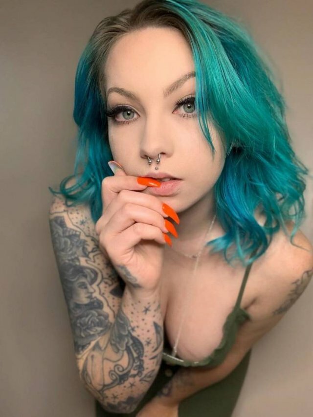 Sexy Girl With Dyed Hairs free nude pictures