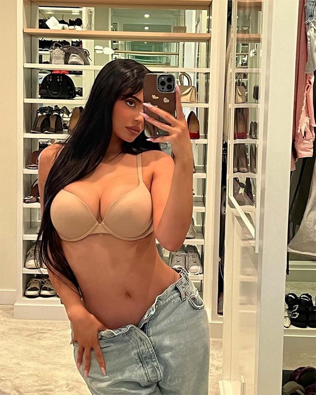 Kylie Jenner Showcases Her Ginormous Boobs free nude pictures