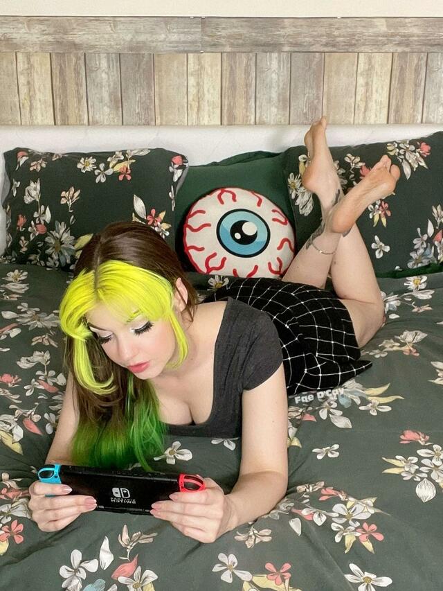 Worship my feet while I play video games. free nude pictures