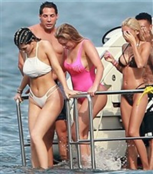 Man The Torpedos, Kendall And Kylie Jenner Are On A Yacht In Thong Bikinis free nude pictures
