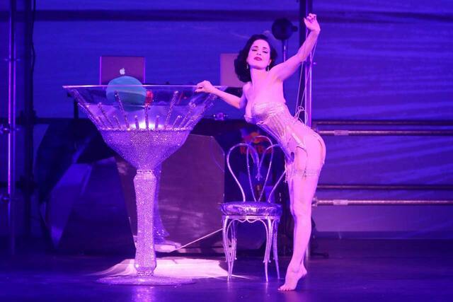 Burlesque Goddess Dita Von Teese Nude - Topless & Sexy Pics - Scandal Planet free nude pictures