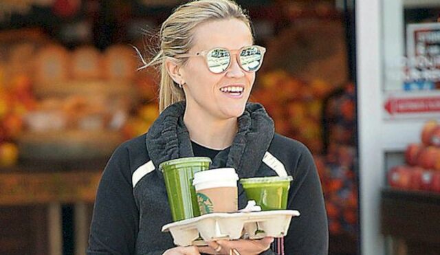 Reese Witherspoon’s Camel Toe Picked Up Coffee! free nude pictures