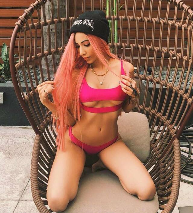 Sexy Girl With Neon Hair! free nude pictures