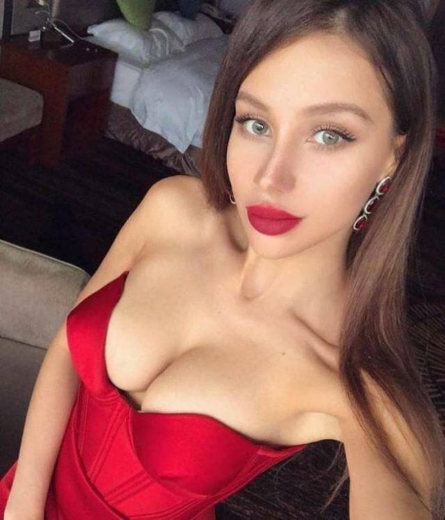 Sexy Girl With Red Lips free nude pictures