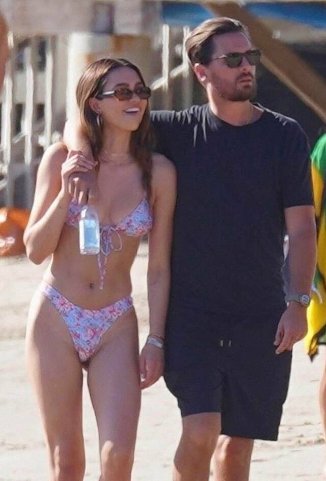 Amelia Hamlin Was at the Beach with that Kardashians Guy free nude pictures