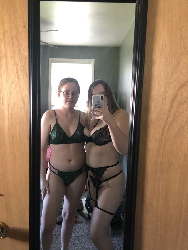 [f] 2 gal pals 💚🖤 free nude pictures