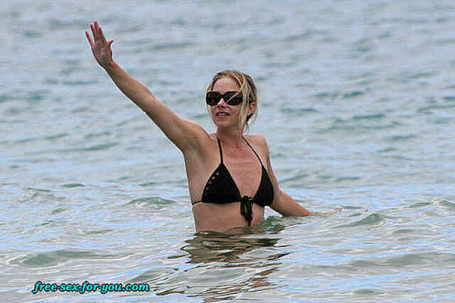Christina Applegate Nice Body In A Bikini free nude pictures