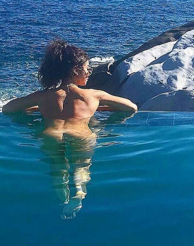 Sarah Hyland Gets Butt Naked to go Skinny Dipping free nude pictures