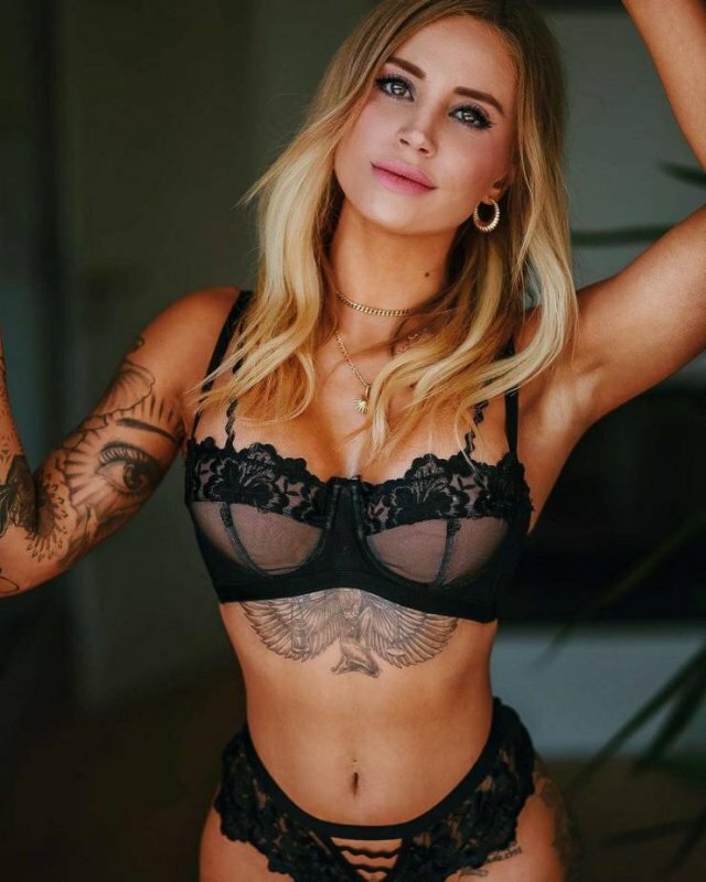 Hot And Sexy Tattooed Girl free nude pictures