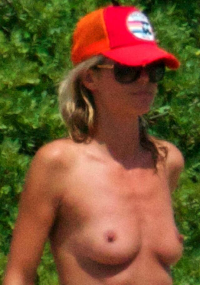 Heidi Klum Bares Her Boobs At The Beach free nude pictures