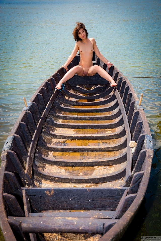 Oana 's Boat Testing free nude pictures