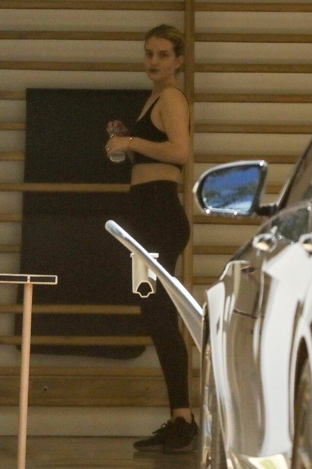 Rosie Huntington’s Ass at the Gym  free nude pictures