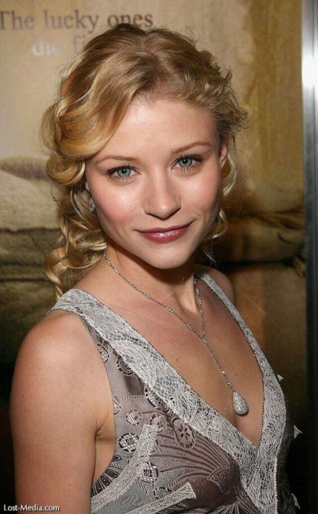 Emilie de Ravin is a Looker free nude pictures