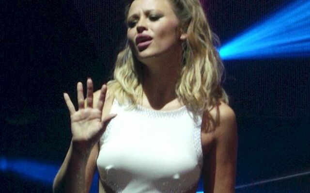 Kimberley Walsh Pokies on Stage free nude pictures