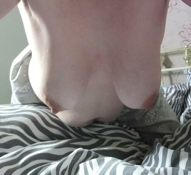 This is an old picture from 2018 I found on phone free nude pictures