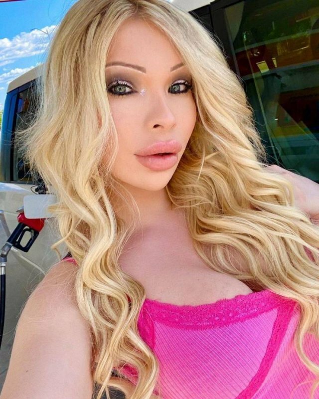 Serena Smith Transformed Herself Into 'Barbie' free nude pictures