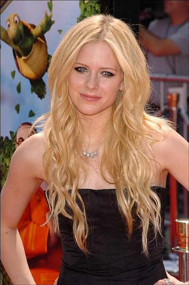 Avril Lavigne Oops Flashes Off Boob Slip free nude pictures