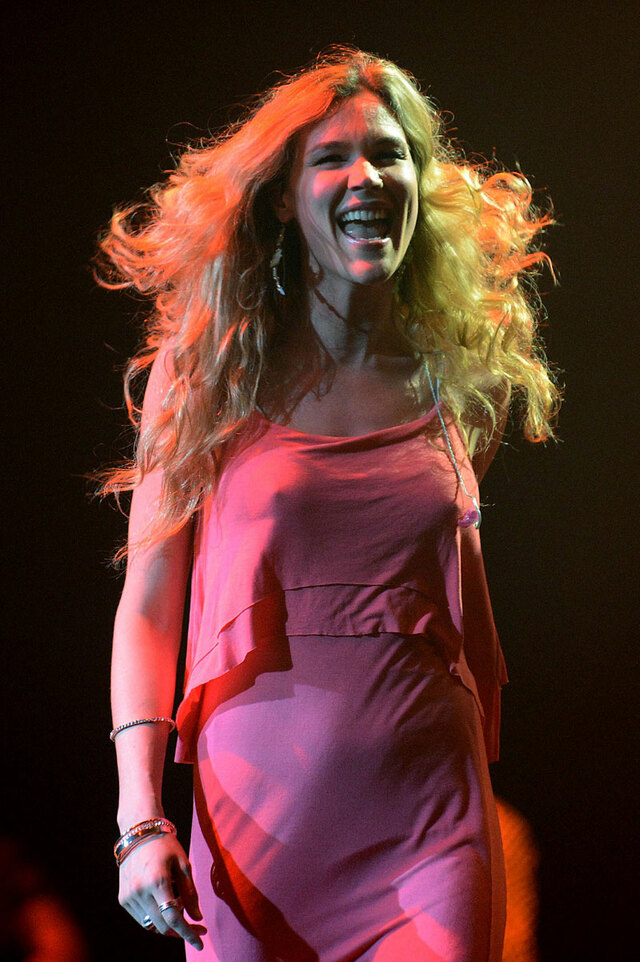 Joss Stone Braless Pokies on Stage free nude pictures
