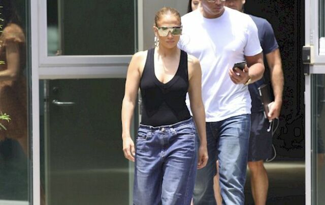 Jennifer Lopez Pokies in a Black Top! free nude pictures