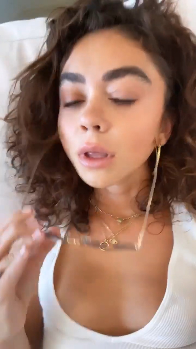Sarah Hyland Cleavage  free nude pictures
